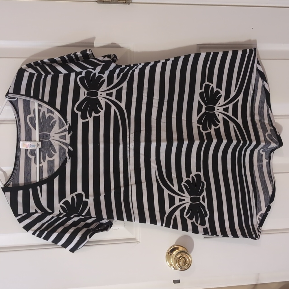 LuLaRoe Classic Tee size M